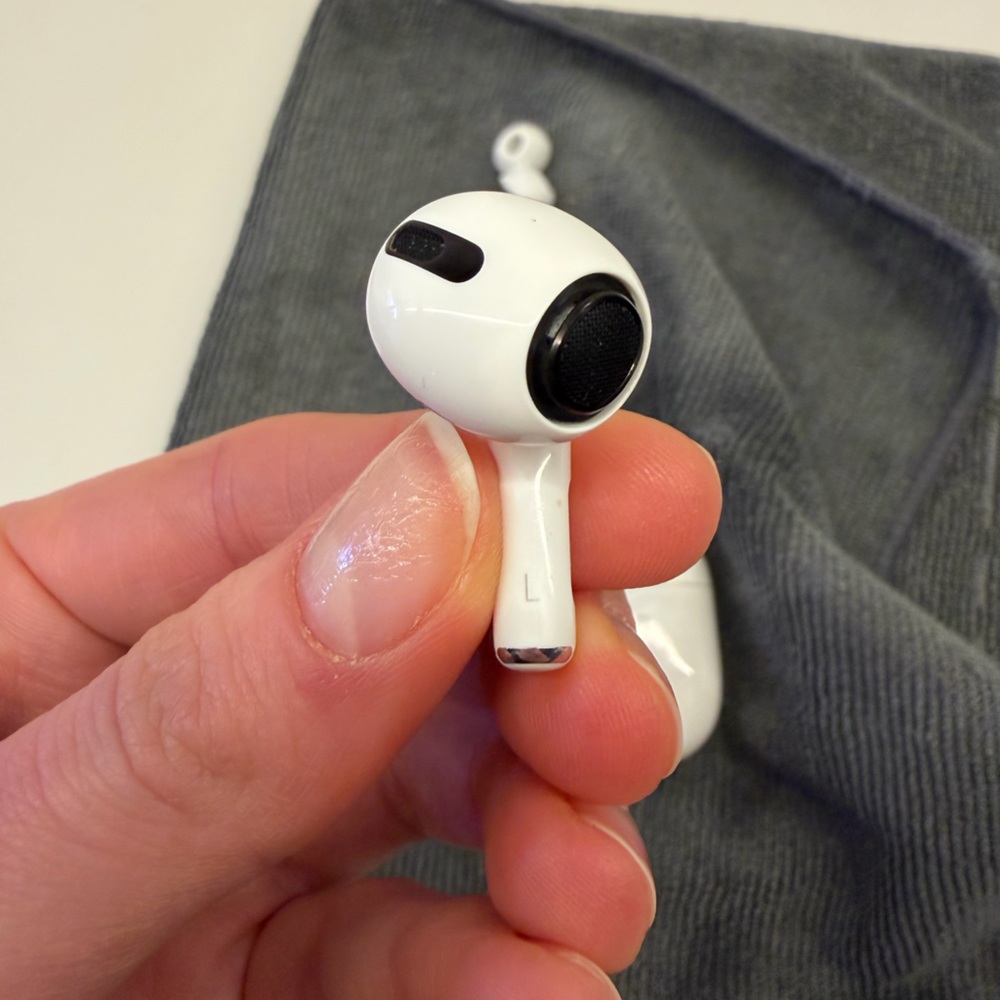 AirPod Pros 1st Gen - Wireless Earbuds with Case - Picture 5 of 14